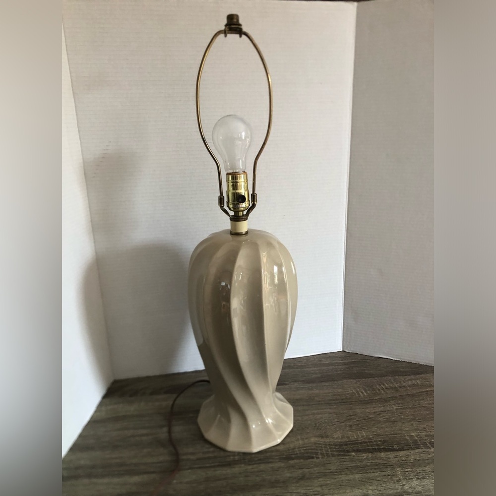 Vtg Sculpted Ceramic Table Tri Light Lamp